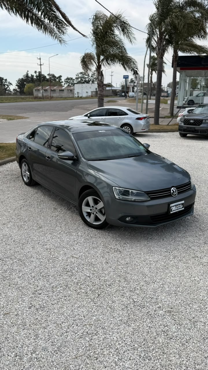 VOLKSWAGEN - VENTO   2.5   - MANUAL  - 2012